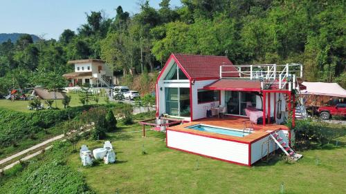 Song Phi Nong House | บ้านฟาร์มรักพูลวิลล่าวิวทะเลสาปแก่งกระจาน