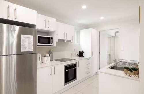 Rocklea Apartment | 1 Bdr Apt w/AC & Kitchen | Parking | 235F1