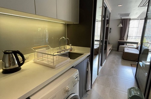 Bangkok Central Business District Condo | 10 mins to Terminal21! 4 Pax Group condo with Pool&Gym