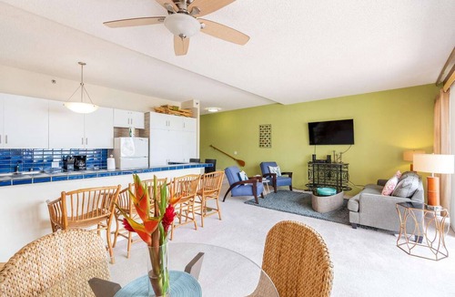Downtown Honolulu Condo | 11th Fl Executive Centre | Parking | Pool | Patio