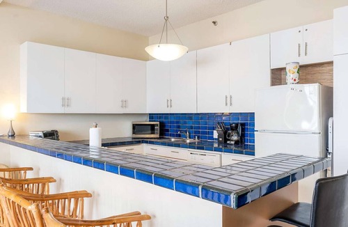 Downtown Honolulu Condo | 11th Fl Executive Centre | Parking | Pool | Patio