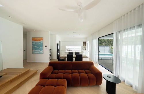 West Burleigh House | 12 minutes from Burleigh Beach, unwind with your own sauna, pool & fire pit.