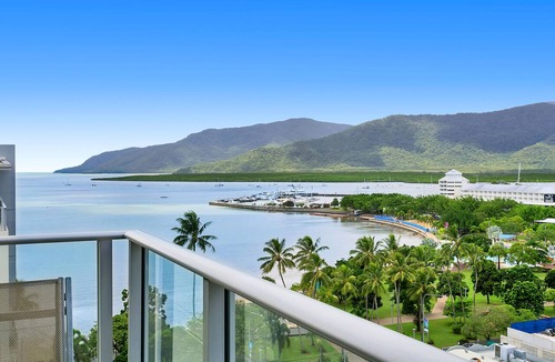 Cairns Central Business District Apartment | '124' Top Floor Hotel-Style King Room