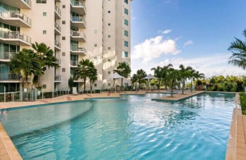 Cairns Central Business District Apartment | '124' Top Floor Hotel-Style King Room