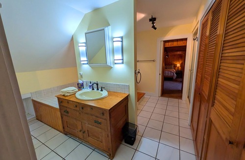 Waterbury House | 1847 Farmhouse Retreat: Hot Tub, AC, EV Charger + Mountain Views