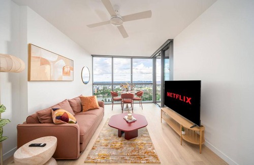 Brisbane Central Business District Apartment | 1Bedroom Sip in Style Apt in Queens Wharf - level 33 with City and River view