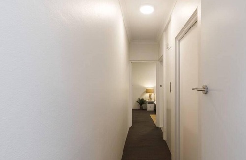 Neutral Bay Apartment | 2 Bdrm Apt with Balcony & Parking, Close to Shops