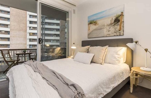 Neutral Bay Apartment | 2 Bdrm Apt with Balcony & Parking, Close to Shops