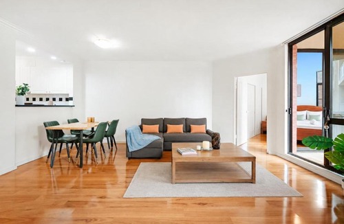 Darling Harbour Apartment | 2 Bedroom Apartment Pyrmont with Balcony