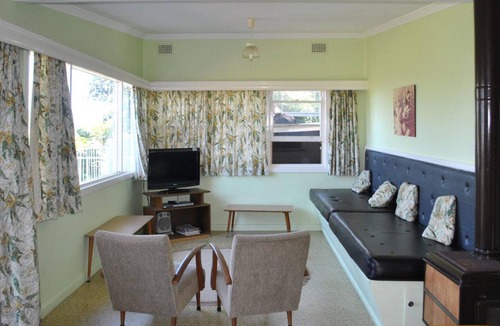 Tuncurry Cottage | 2 Rockpool Road a Waterfront Cottage