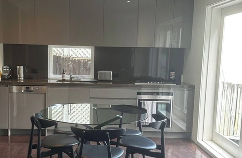 Randwick House | 3-Bed Family House with Garden. Walk to Coogee Beach. Pet friendly.