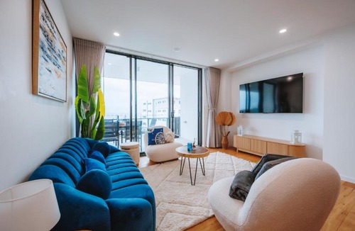 Wynnum Apartment | 3-Bedroom Apartment with Sea View, Rooftop Pool, Study & Free Parking