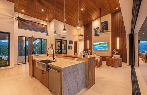 Dominical House | 3-bedroom Luxury Villa Dominical Walk to the Waterfalls!
