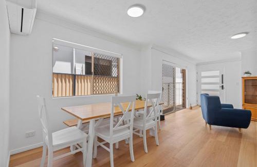 Paradise Point House | 3-BR - Stylish Gold Coast Coastal Getaway