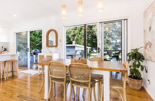Callala Beach House | 3 Pillars - Pet Friendly - 4 Mins Walk to Beach