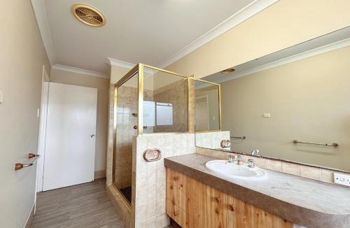 Moranbah Apartment | 31 Leichhardt Dr Relaxing 3Bed Home