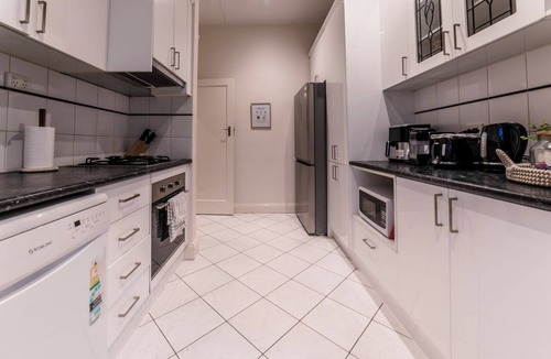 Glen Iris House | 3BR Glen Iris Gem – Sleeps 7, Near Train & Freeway with WiFi and AC
