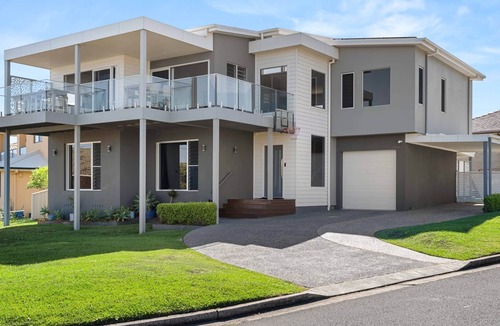 Kiama Downs House | 4-Bedroom Family Retreat, Just 50m to Boyds Beach, Kiama Downs