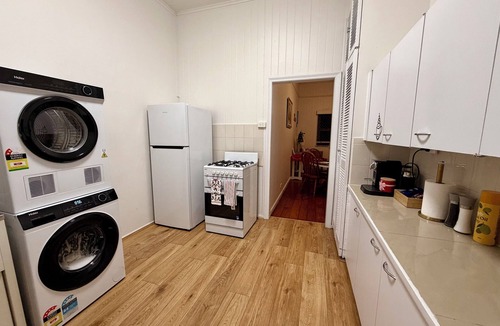 East Brisbane House | 5-min Walk to Gabba, Ferry & Cafés with City view