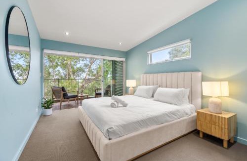 Bondi Beach Apartment | 5BR Sunny Bondi Home Steps to Beach for 13