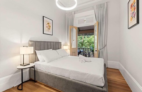 Millers Point Apartment | 6-Bed Home with Alfresco Dining and Harbour Views