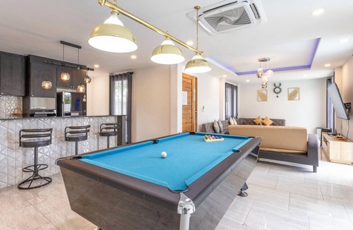 San Klang Villa | 6BR Pool Villa w/Karaoke and Pool Table near Golf