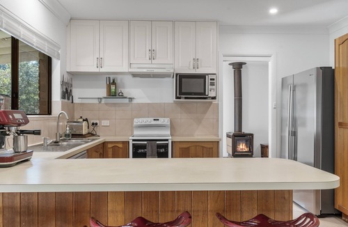 Narrawallee House | A beach entertainer, 2 min walk from the ocean. Pet friendly