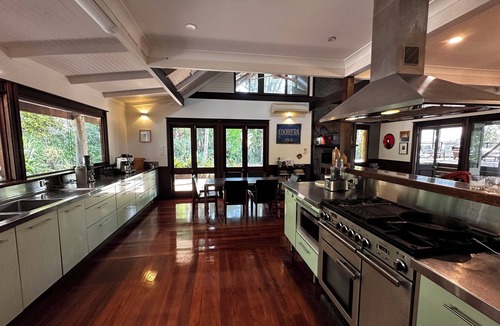 Fernleigh House | A large modern-style farmhouse in the Byron Hinterland. Creek frontage
