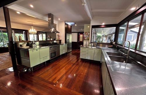 Fernleigh House | A large modern-style farmhouse in the Byron Hinterland. Creek frontage