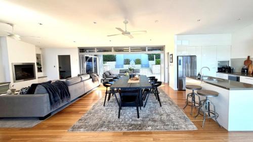 Avoca Beach House | Aboard Avoca - Footsteps From The Sand
