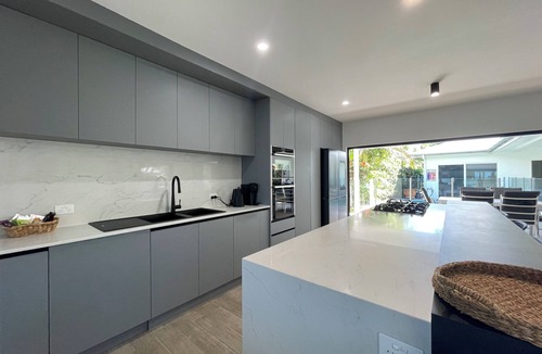 Holloways Beach House | ABSOLUTE BEACHFRONT 10 MINUTES FROM CAIRNS CBD