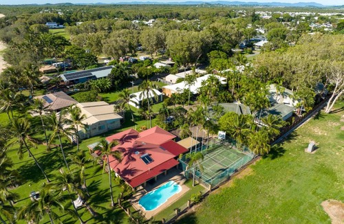Blacks Beach Apartment | ABSOLUTE BEACH FRONT MACKAY - Blue Pacific