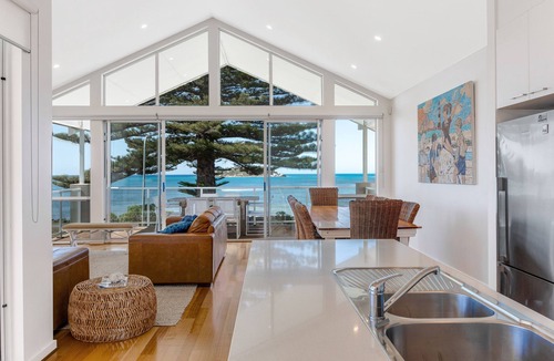 Encounter Bay House | Absolute beachfront accommodation, perfect for families and large groups.