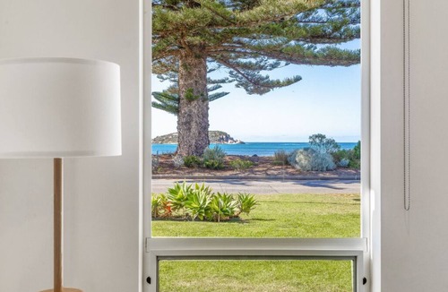 Encounter Bay House | Absolute beachfront accommodation, perfect for families and large groups.