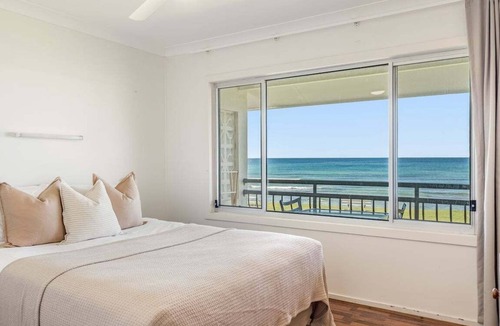 North Creek Apartment | Absolute Beachfront Apartment 3T