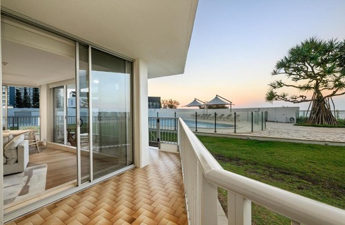 Main Beach Apartment | Absolute Beachfront Apartment with Direct Pool