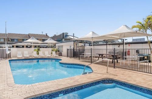 North Creek Apartment | Absolute Beachfront Apartment 8B