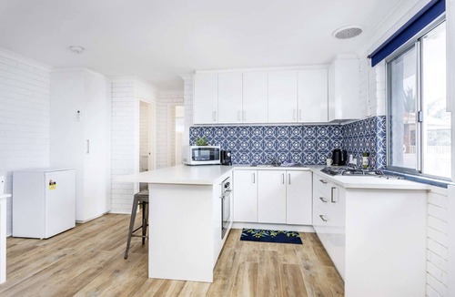 Singleton Apartment | Absolute beachfront! Freshly renovated beachy apartment. Free WIFI