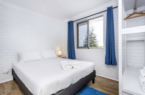 Singleton Apartment | Absolute beachfront! Freshly renovated beachy apartment. Free WIFI