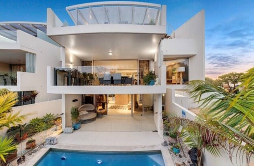 Marcoola House | Absolute Beachfront Luxury home with amazing views