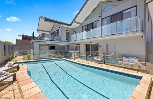 Rosebud House | Absolute Beachfront - Luxury Accommodation in Rosebud