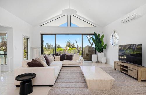 Rosebud House | Absolute Beachfront - Luxury Accommodation in Rosebud