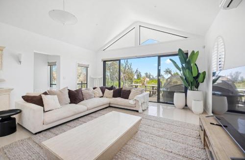 Rosebud House | Absolute Beachfront - Luxury Accommodation in Rosebud