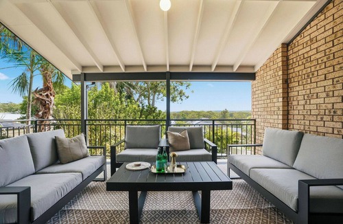 Lake Munmorah House | Absolute Lakefront | Sleeps 10 | Pool Table