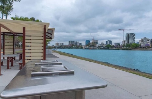 West End Apartment | Absolute Riverfront One Bedroom Apartment