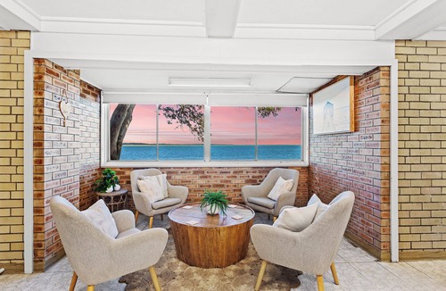 Amity Point House | Absolute waterfront property on rock wall