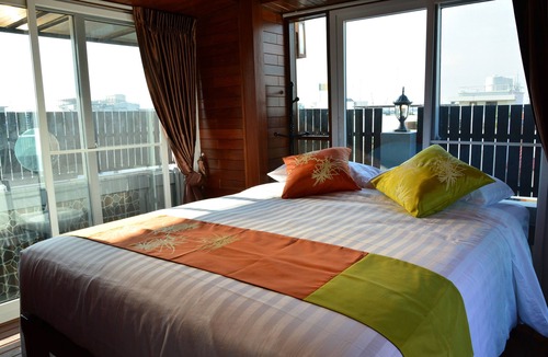 Chana Songkhram Hotel | Adamaz House