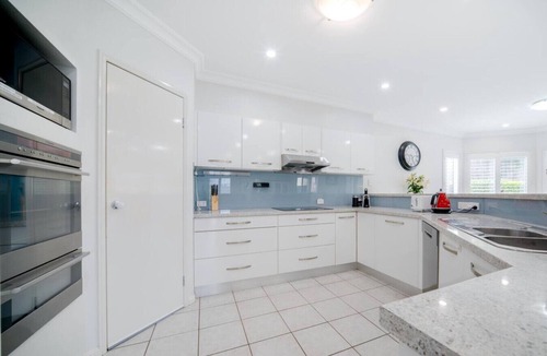 Carindale House | Air Hockey! Spacious 5BR Pool A/C close Westfield