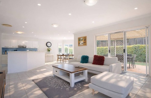 Carindale House | Air Hockey! Spacious 5BR Pool A/C close Westfield