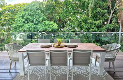 Alexandra Headland House | Alex Treehouse by the Beach- 5BRM with Pool